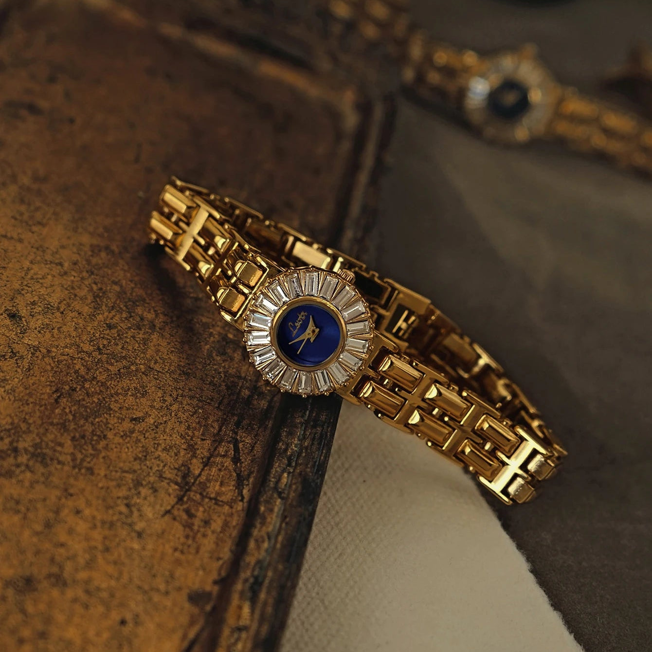 French Vintage Elegant Round Blue Face Quartz Watch