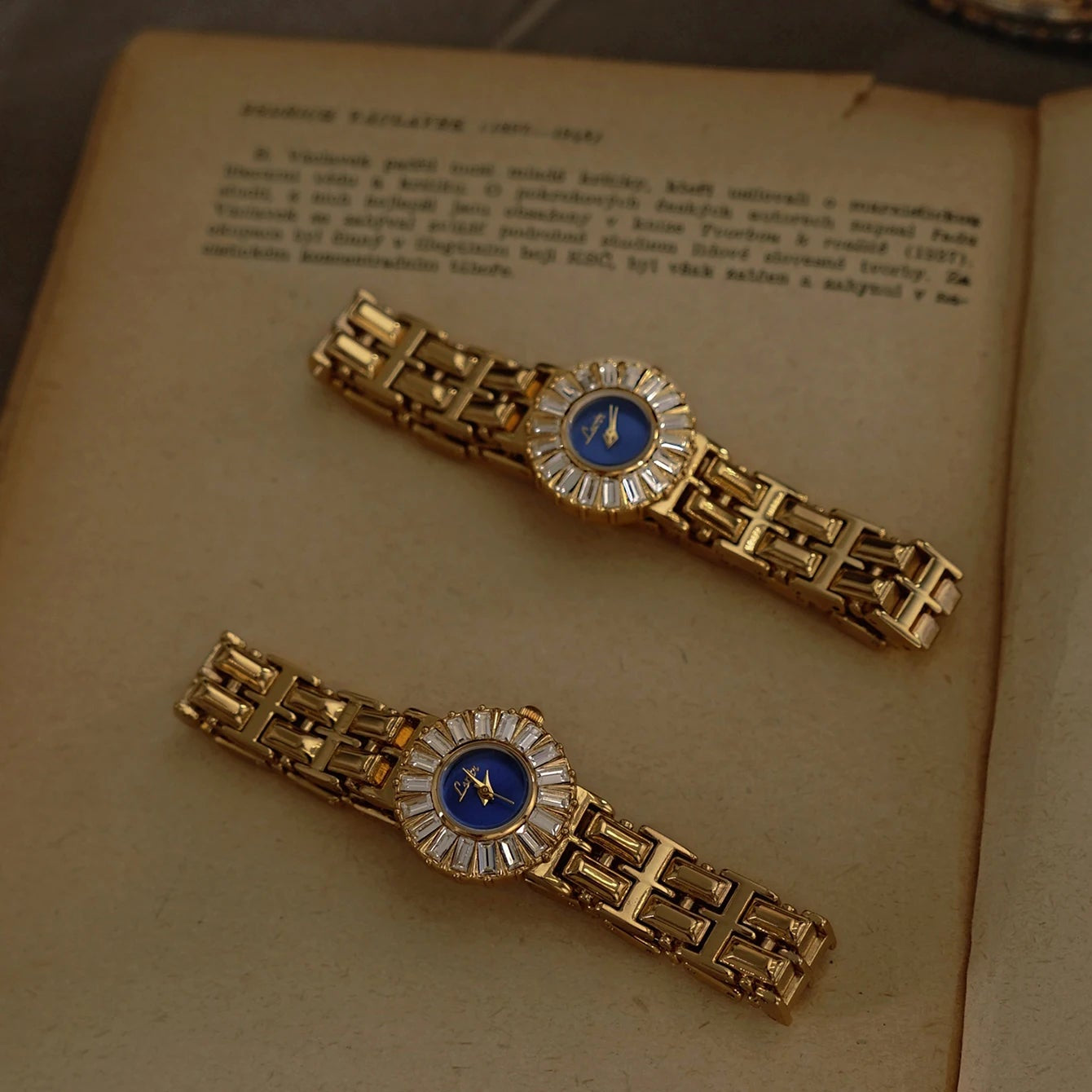 French Vintage Elegant Round Blue Face Quartz Watch