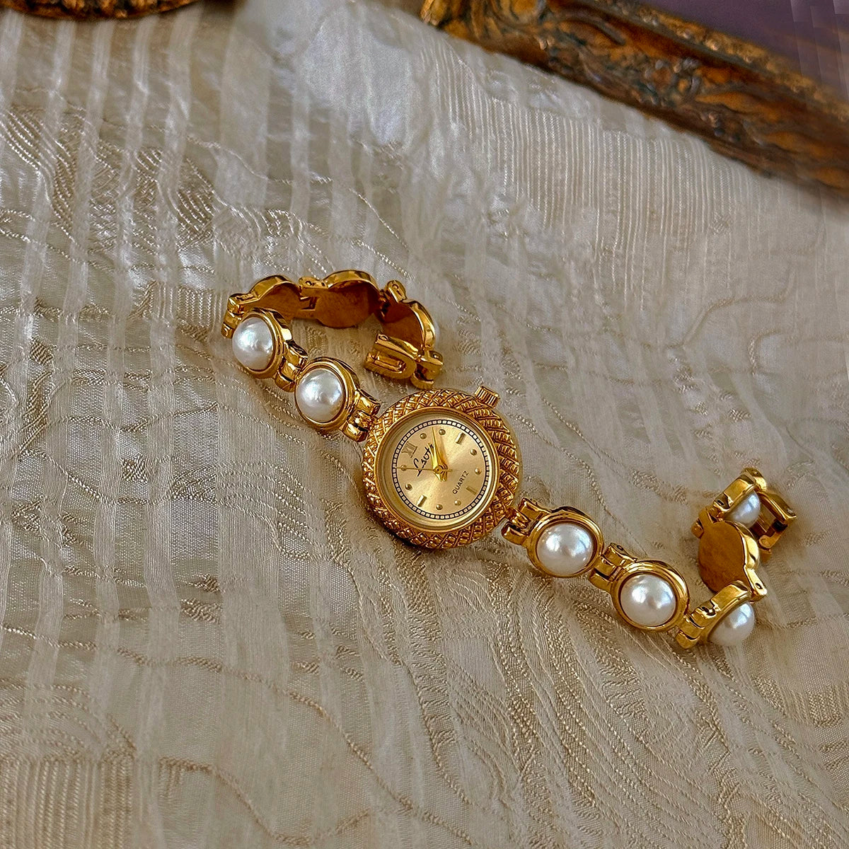 French Vintage Elegant Round Face Pearl Quartz Watch