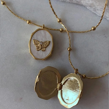 Elegant Butterfly Shell Photo Locket Necklace