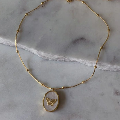 Elegant Butterfly Shell Photo Locket Necklace