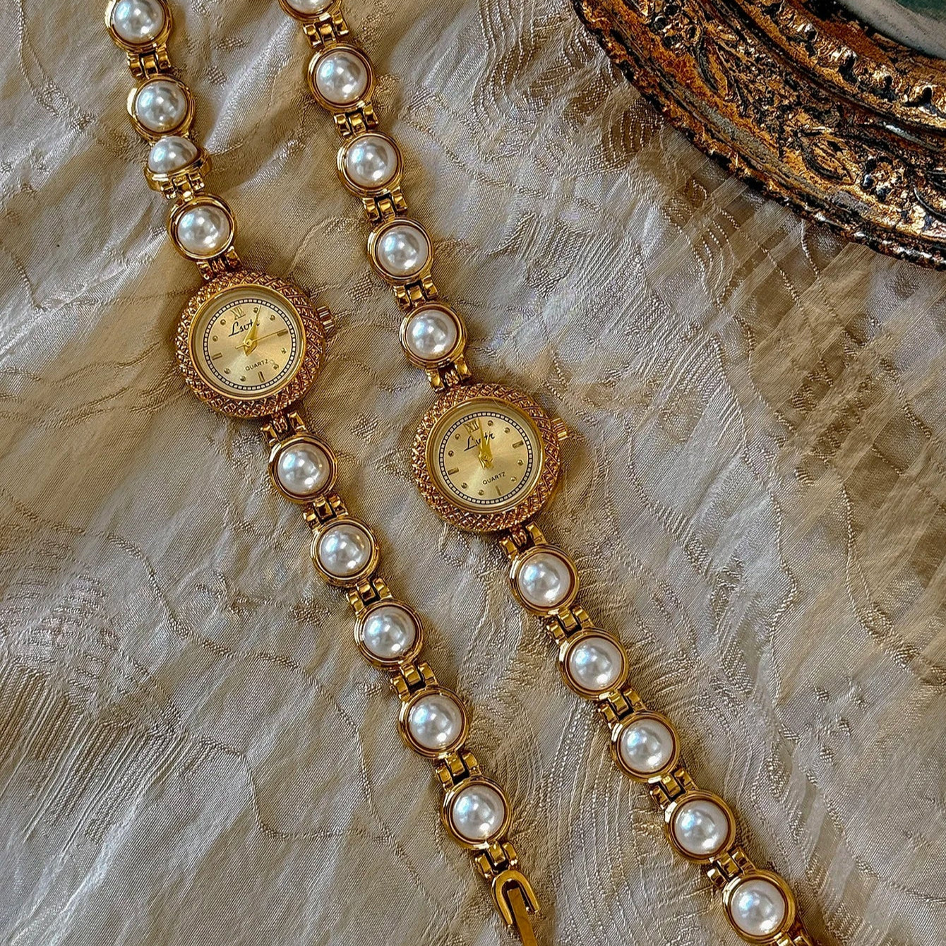 French Vintage Elegant Round Face Pearl Quartz Watch